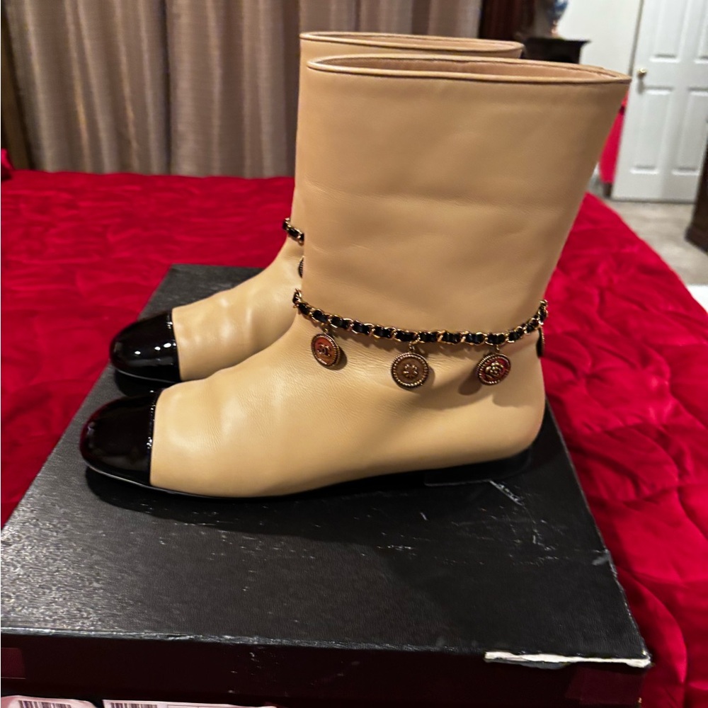 SALE 🔥CHANEL Chain & Charms Boots